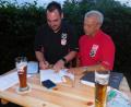 Bild: exb
Jürgen Neubauer (links) und Roland Laier unterzeichnen die Kooperationsvereinbarung. Das  Weißbier steht  bereit, um darauf anzustoßen.