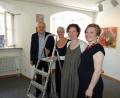 Bild: swi
Über einen gelungenen Auftakt der Ausstellung „3 – zufällig“ freuen sich (von rechts) Amelia Lee, Susanne Kempf, Angela Voit-Langer und Bürgermeister Lothar Höher.