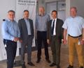 Bild: nm
Peter Stockebrand, Bürgermeister Thomas Meiler, Geschäftsführer Roland Schulte, MdB Albert Rupprecht und Uwe Langenberg (von links) beim "Zukunftsgespräch" zur Firma Schulte & Schmidt.