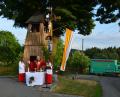 Bild: dob
Vor dem Glockenturm und dem Kreuz mit der Madonna feiert Kaplan Ulrich Eigendorf zum traditionellen Kreuzfest einen Freiluftgottesdienst. Für seine deutlichen Worte zur Kreuzdebatte erhält er viel Applaus.