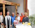 Bild: mef
Nadine und Wolfgang Aichinger mit Familie eröffneten ihren neuen Biergarten. Bürgermeister Günter Stich, Pfarrer Max Früchtl und Pfarrer Wilfried Römischer gratulierten.