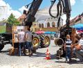 Bild: Petra Hartl
Der kleine Mann und der große Harvester: Auch solche Maschinen kommen zur Instandhaltung des Hirschwalds zum Einsatz und sorgen am Marktplatz bei Groß und Klein für Staunen.