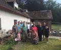 Bild: exb
Alois Seitz (Vierter von links) bekam Glückwünsche von seiner Familie,  Abordnungen von Pfarrgemeinderat, Schützenverein, Feuerwehr und der Blaskapelle Thanhausen.