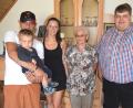 Bild: no
Neben Bürgermeister Dieter Dehling (rechts) beglückwünschen hier Sohn Hans, Urenkel Toni sowie Enkelin Yvonne das Geburtstagskind Waltraud Pirner.