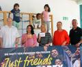 Bild: LST, Autor [LST] (landgraf.stephan@web.de)
Eine Spende über 1200 Euro überreichen „just friends“ und der beteiligte Party-Service an den Kindergarten Kreuz Christi. Von links: Marcus Fritsch, Thomas Binner, Elternbeiratssprecherin Jasmin Harris, Kindergartenleiterin Bianca Mysik, Stefanie Sperrer und Erwin Voit.