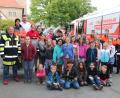 Bild: Neumann, Jochen [NJN]
Bei der ersten Besichtigungstour des Jugendrotkreuzes bei der Feuerwehr zeigten sich die Kinder begeistert. Mit auf dem Bild Jugendwart Roland Kaiser (links) und BRK-Bereitschaftsleiter und Jugendfeuerwehrleiter Sven Lehner (Dritter von links).