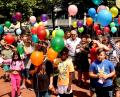 Bild: kzr
60 bunte Luftballons lassen die Schüler zum Geburtstag ihres Rektor fliegen.