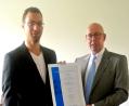 Bild: Hirsch
Verbandsgeschäftsführer Ralf Olsen (rechts) überreichte Korbinian Wallinger (links) Urkunde und Geldpreis und gratulierte ihm zum zweiten Platz im GKV-Wettbewerb.