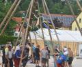 Bild: no
Mit den sogenannten Schwalben wuchten die Burschen und ihre Helfer den Baum in die Senkrechte.