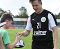 Bild: Alfred Schwarzmeier
Dominik Kahun (rechts) war am Sonntag ein begehrtes Ziel der Autogrammjäger am Weidener Wasserwerk.