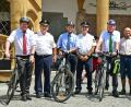 Bild: Petra Hartl
Nach Ende des offiziellen Termins durften die Räder endlich auch ran – wenn auch nur für ein Foto. Im Bild (von links): OB Michael Cerny, Polizeidirektor Robert Hausmann, Umweltreferent Bernhard Mitko, Peter Hofrichter (Verkehrsreferat der Polizei), Günter Uhr (AOK) sowie Franz Gerl und Norbert Lange von ADFC.