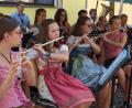 Bild: sön
Zünftig spielt das Blasorchester, hier die Mädchen an den Querflöten, zum Frühschoppen und auch am Nachmittag auf. Bild: sön