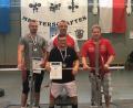 Bild: bim
Das erfolgreiche Bankdrücker-Trio (von links) Sebastian und Silko Salomo sowie Tilman Märtl (vorne) mit Trainer Wolfgang Fuchs.