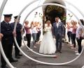 Bild: fvo
Bei der Hochzeit von Michaela Käs und Sebastian Schell stehen die Festdamen und Feuerwehrmänner der Feuerwehr Spielberg am Kirchenportal.