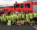 Bild: wro
In ihren leuchtend gelben Sicherheitswesten sind sie nicht zu übersehen. Die „Löschdrachen“ genannte Kindergruppe ergänzt ab sofort die Feuerwehren im  Gemeindegebiet Wiesau. Betreut werden sie von Desiree Rödl, Nicolas Trießl und Christian Schön (von links).