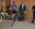 Bild: jr
Im Hof des Konnersreuther Gasthauses „Kouh-Lenzen“ befinden sich jetzt zwei Ladestationen für E-Bikes. Die Marktgemeinde übernahm 50 Prozent der Kosten. Im Bild (von rechts) Gastwirt Andreas Neumann, Bürgermeister Max Bindl und Pechbrunns Rathauschef Ernst Neumann, der zufällig vorbei kam und zu den ersten Nutzern des neuen Angebots zählt.