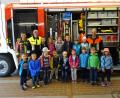 Bild: sche
Die Freudenberger Vorschulkinder besuchen die Feuerwehr und werdeen von Kommandant Armin Daubenmerkl (hinten, Zweiter von links) und Andreas Bodensteiner (hinten rechts) begrüßt.