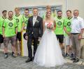 Bild: fpoz
Die Fußball-Freunde vom SV Poppenreuth ließen das Brautpaar hochleben.