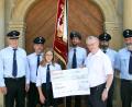 Bild: sön
An Pfarrer Pater Hermann Sturm (Dritter von rechts) übergeben im Namen der Freuerwehr Thanheim Vorsitzender Achim Hantke mit Jürgen Hofmeister, Eva Hofmeister, Andreas Schoppe, Bernhard Geck und Peter Schart einen Spendenscheck über 2000 Euro für die Renovierung der Ensdorfer Pfarrkirche. Bild: sön