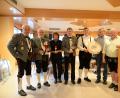Bild: brü
Die Pokal- und Scheibengewinner mit den Offiziellen und Spendern (von links): Schützenmeister Hans Wenkmann, Edi Ströhl, Hermine Wenkmann, Markus Prächtl, Alfred Herbst, Johann Stiegler und 2. Schützenmeister Josef Hirsch.