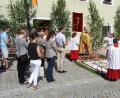 Bild: hl
An jeden der drei Altäre segnet Pfarrer Heribert Stretz (hinten) die Gläubigen mit der Monstranz. Die jeweiligen Blumenteppiche legen Frauen aus Köglitz.