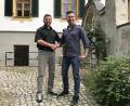 Bild: Eichl, Gabi [eig] (g.eichl@mac.com)
Bürgermeister Rainer Rewitzer (links) dankt Christoph Baierl für einen neuen Baustein zur Klostersanierung.