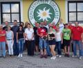 Bild: Neumann, Jochen [NJN]
Die Fanclub-Mitglieder entpuppten sich als gute Schützen. Die Besten waren Klaus Rahn (zehnter von rechts) und Selina Deubzer (siebte von rechts). Mit auf dem Bild Edelweiß-Schützenmeister Bernhard Wenning (rechts).