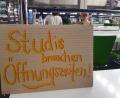 Bild: exb
Klares Statement: Mit Pappschildern machten die Studenten ihre Position klar.
