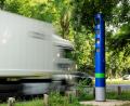 Bild: Toll Collect
Kontrollsäulen überprüfen ab dem 1. Juli die dann auch für die Benutzung von  Bundesstraßen abzuführende Lkw-Maut . Eine solche Messeinrichtung steht seit Dienstag auch an der B 22 in Oberviechtach bei der Eigelsberger Straße.