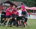 Bild: Gebert, Rudolf
Jubel beim FC Tirschenreuth: Mit dem 6:5-Sieg nach Elfmeterschießen gegen den FC Trogen schafften die Kreisstädter den Klassenerhalt in der Bezirksliga Oberfranken Ost.