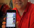 Bild: Mardanow
Pfarrer Gerhard Beck zeigt auf seinem Smartphone, wie die App "Evangelisch in Neunburg" funktioniert.