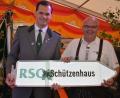 Bild: jr
Damit Gäste und Einheimische immer wissen wo es langt, erhielt Ringelstein-Vorsitzender Armin Strohmaier (rechts) ein Straßenschild „RSO-Schützenhaus“, von Bürgermeister Klaus Meyer.