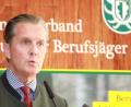 Bild: njn
In einem Festvortrag bei der Mitgliederversammlung des Bundesverbandes Deutscher Berufsjäger spricht Baron Eberhard von Gemmingen-Hornberg über das Thema "Berufsjäger in der Land- und Forstwirtschaft".