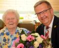 Bild: Huber
"Die Blumen muss man sehen", weist die Jubilarin und Gartenliebhaberin den Fotografen an. Neben ihr Bürgermeister Martin Preuß.