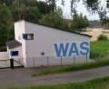 Bild: lnz
"WAS" auf der Westseite des Gebäudes (Bild), "SER" auf der Südseite: Im Jahr 2014 nahm die Stadt Mitterteich die hochmoderne Wasseraufbereitungsanlage in Zirkenreuth in Betrieb. Dank neuester Filter- und Desinfektionstechnik kann auf den Einsatz von Chemikalien verzichtet werden.