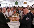 Bild: rn
Landrat Andreas Meier und Bürgermeister Peter Lehr stoßen mit Kreis- und Stadträten auf das Gelingen des Festes an.