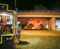 Bild: Hösamer, Clemens
Unter einer Brücke der B 85 brannten zwei Heuwagen.