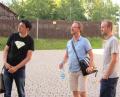 Bild: aks
In Vilseck schnupperten Gastregisseur Till Rickelt und die beiden männlichen Hauptdarsteller Ulrich Scherr und Patrik Götz (von links) schon mal Burgfestspiel-Atmosphäre.