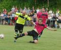 Bild: Gebert, Rudolf
Der Tirschenreuther Abwehrspieler Daniel Kahrig, der hier gegen Denny Buschner (links) klärt, bot im Relegationsspiel gegen den FC Trogen eine starke Leistung.