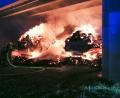 Bild: Clemens Hösamer
Das Feuer unter der Brücke der B 85 bei Krondorf vernichtete nicht nur zwei Heuwagen, es hinterließ auch Schäden am Bauwerk.