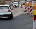 Bild: Hartl
Auf der B 85 müssen jetzt die neuen Fahrspuren fertig asphaltiert und markiert werden. Dazu  muss die Straße halbseitig gesperrt werden.