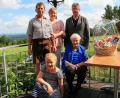 Bild: wro
Maria Härtl (sitzend) feiert ihren 90. Geburtstag: Es gratulieren (von rechts) Bürgermeister Wolfgang Braun, Schwiegertocher Conny, Sohn Alwin und (vorne) Enkelin Sophie.