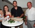 Bild: e
Begleitet von Tochter Lea, eineinviertel Jahre alt, und seiner Frau Luisa trug sich Vizeweltmeister Manuel Weiß auf Einladung von Bürgermeister Roland Strehl (von links) ins Goldene Buch der Gemeinde Kümmersbruck ein.