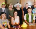Bild: Schönberger
Der inoffizielle Dresscode zum Bürgerfest beschränkt sich auf den Kopf. Den sollte nach Wunsch der Organisatoren um Gertrud Wittmann (rechts) ein möglichst schriller Hut schmücken. Bürgermeister Jens Meyer (links) versucht sich dazu als Model. Die Idee dazu hatte Rotarierin Martina Leithenmayr (stehend, Zweite von links).
