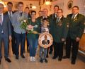 Bild: jr
Mit  neuen Königen feiert der Schützenverein „Tell“ Hundsbach sein Jubiläum. Von links stellvertretenden Bezirksschützenmeister Dieter Beer, Bürgermeister Bernd Sommer, Gauschützenmeister Manfred Zölch, Jugendkönig Lukas Schicker, Franziska Kraus, Schützenliesl Agatha Rosner, Christina Kraus, Schützenkönig Bruno Rosner, Tobias Rosner (vorne), Martin Kraus, sowie Uwe Friedrich und Bernhard Ernstberger vom Schützenmeisteramt.