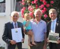 Bild: nbu
Zum 75. Geburtstag von Martin Scheidler, hier  mit Enkelin Emilia (Mitte), gratulieren Bürgermeister Norbert Bücherl (rechts) und 2. Bürgermeister Helmut Klier (links) für den Markt Freihung.