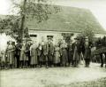 Bild: hev
Das Foto aus den 20er Jahren zeigt Bauern aus Zettlitz mit einem Pferdegespann, die sich nach der Tagesarbeit eine Mass Bier bei Georg Püttner genehmigen.