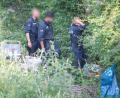 Bild: Arne Dedert
Polizisten am Leichenfundort in einem Gebüsch nahe Wiesbaden-Erbenheim. Bei der Leiche handelt es sich um die vermisste 14-jährige Susanna aus Mainz.
