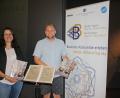 Bild: eib
CeBB-Leiterin Veronika Hofinger und Projektmanager Sebastian Lesňák präsentieren das Magazin der Barockregion Bayern-Böhmen. Im Vordergrund ein Notenblatt des böhmischen Komponisten Johann Antonin Reichenauer, dessen Werke Teil des Konzertprogramms des Projektorchesters sind.