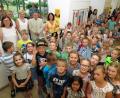 Bild: rdo
Die Kinder der Hans-Sauer-Grundschule Rothenstadt begrüßten zu ihrer großen Vernissage mit 230 Kunstwerken in der Regionalbibliothek. Im Hintergrund „Die wunderbare Welt der Tiere“ mit Eulen auf gelben Grund und an einem Birkenholz Seelenvögel auf Streifen an der Wand.  Bild: Dobmeier